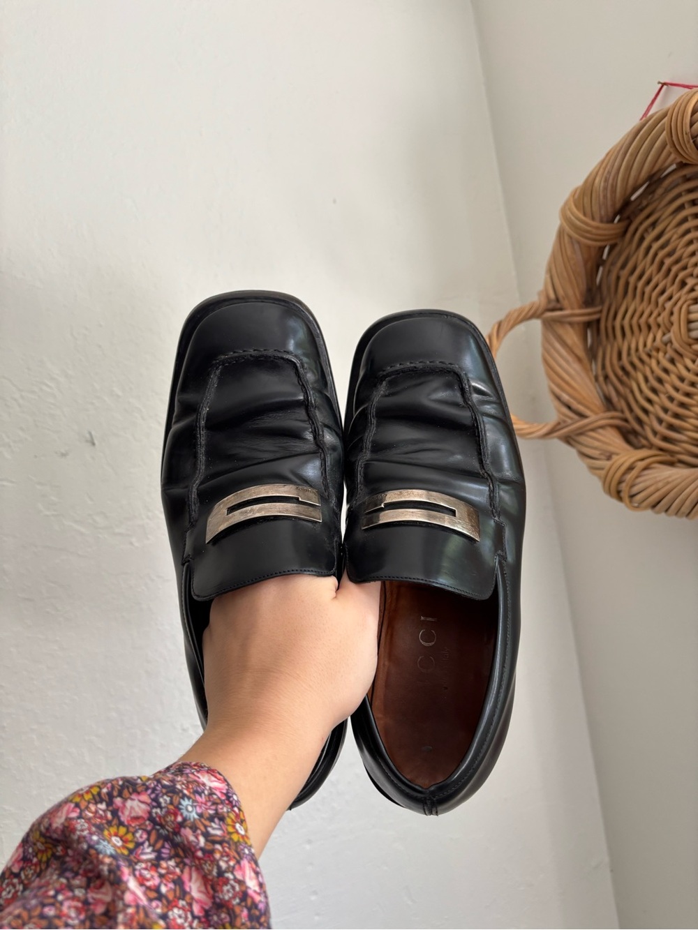 Gucci Black Leather Loafers with Silver-Tone Bar